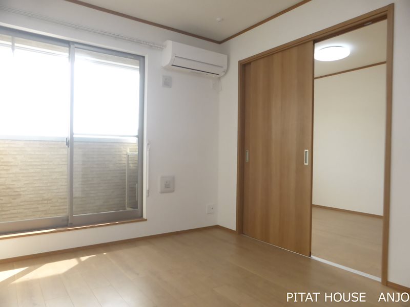 居室・リビング　同物件別部屋