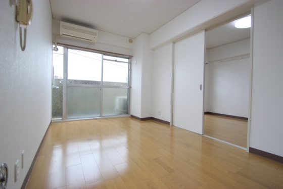 居室・リビング　※別号室の写真です。