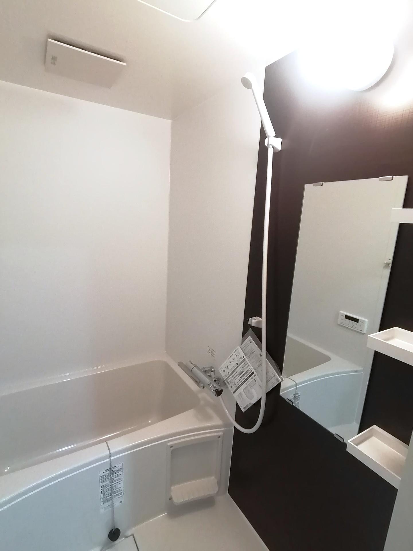 バス・シャワールーム　新品のユニットバス設置。追焚も足し湯もボタン１つで操作