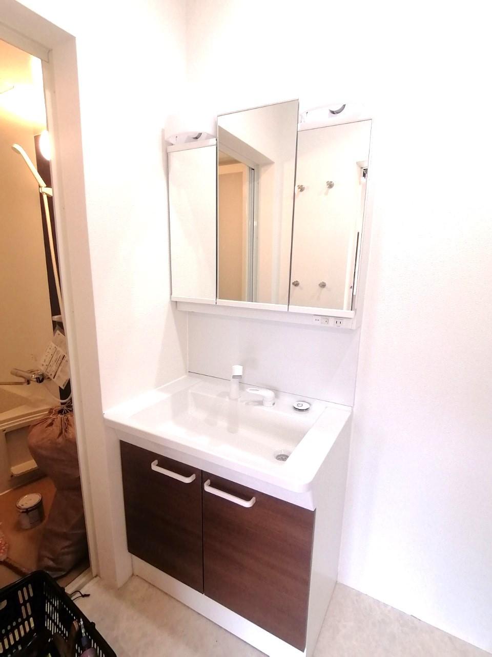 洗面設備　幅の広い独立洗面台。鏡面裏にはたっぷり収納有