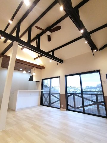 居室・リビング　天井が高く陽当たり良好の広々したリビングです！