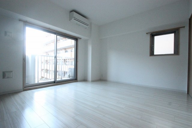 居室・リビング　同物件、別号室のものです。