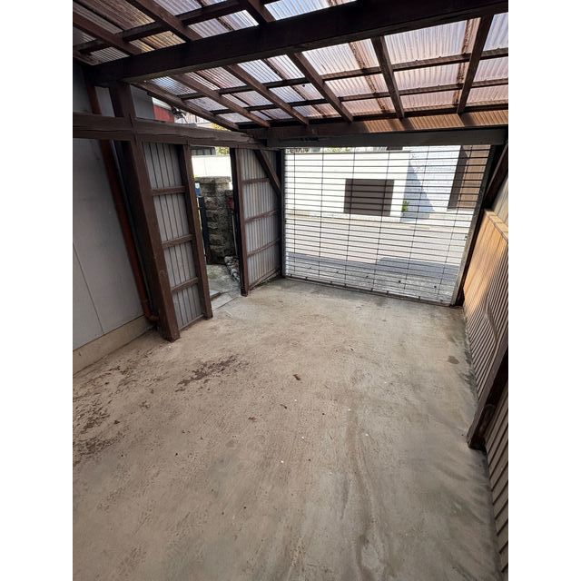 駐車場　シャッター付きガレージ