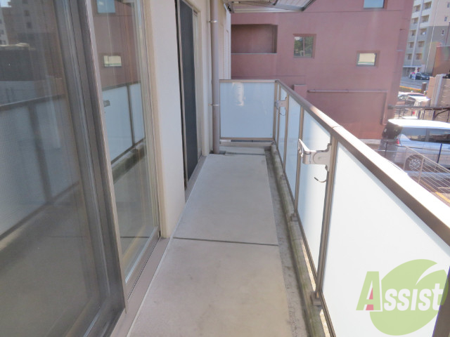 バルコニー　バルコニー。洗濯物がはかどりそうな広さがありますよ。