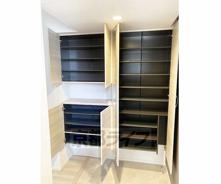 玄関　かなり大きなシューズボックス