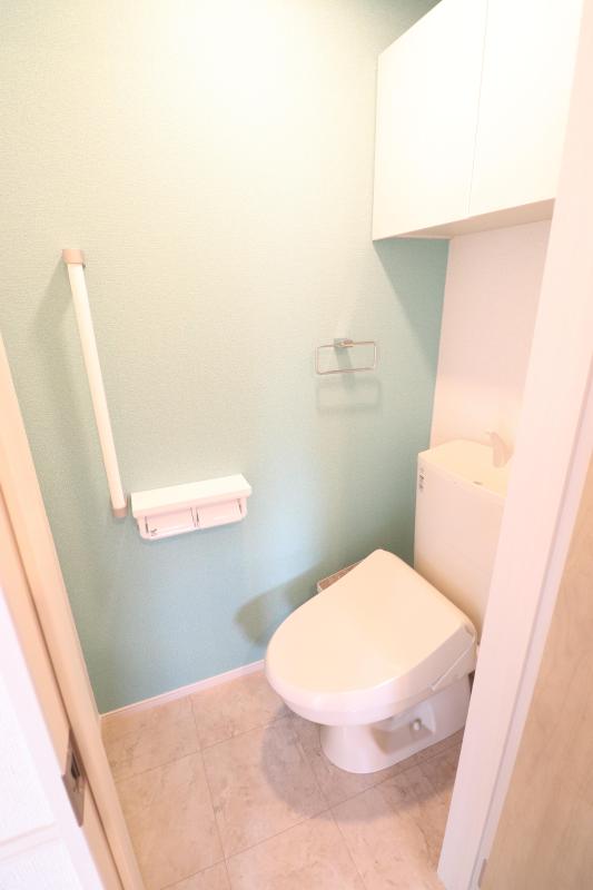 トイレ　温水洗浄便座、上部に棚あります。