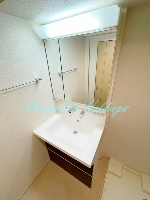 洗面設備　明るい洗面所です