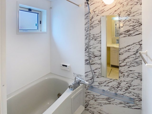 バス・シャワールーム　掲載写真は同型モデルを掲載しており実際のお部屋と仕様等が異な