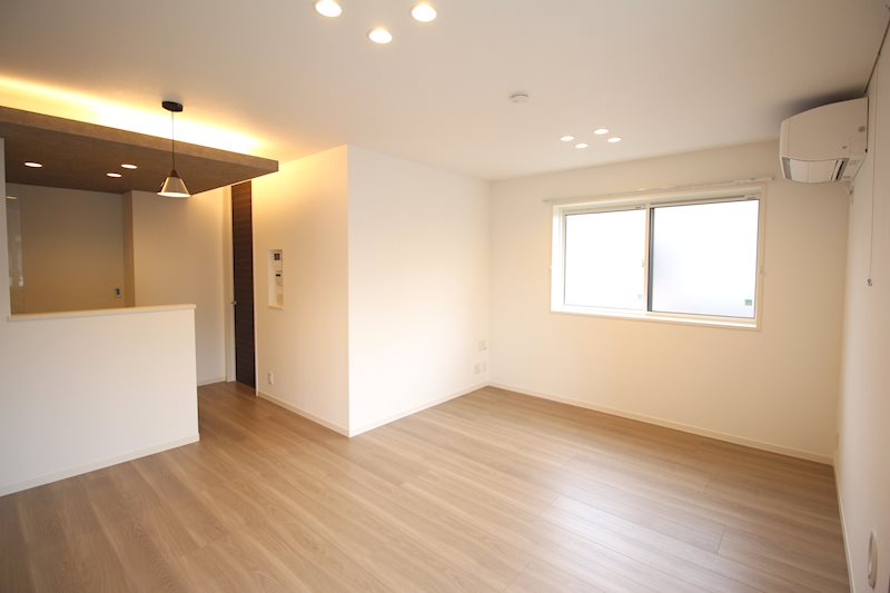 居室・リビング　2面採光の広々リビング