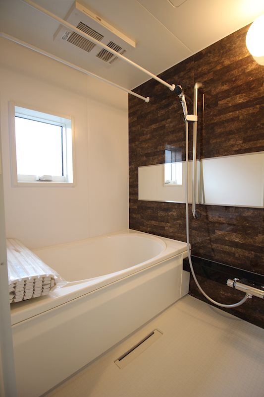 バス・シャワールーム　浴室に窓があるのでカビ知らず