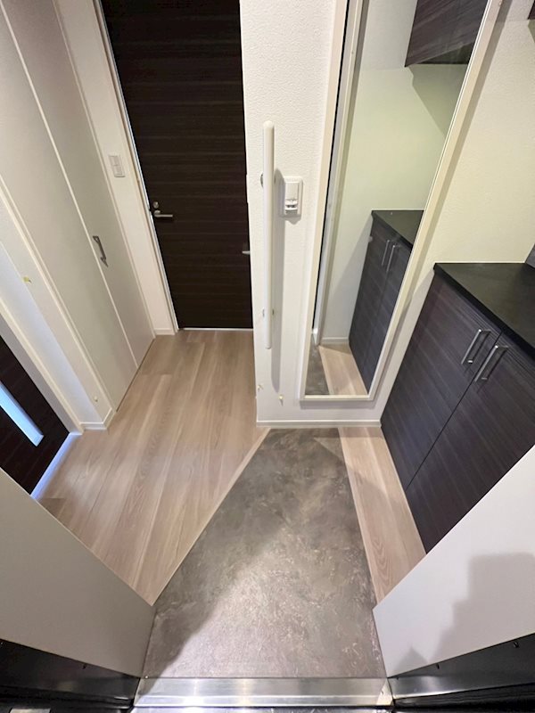 玄関　鏡付きなので出かける前に身だしなみチェックできます