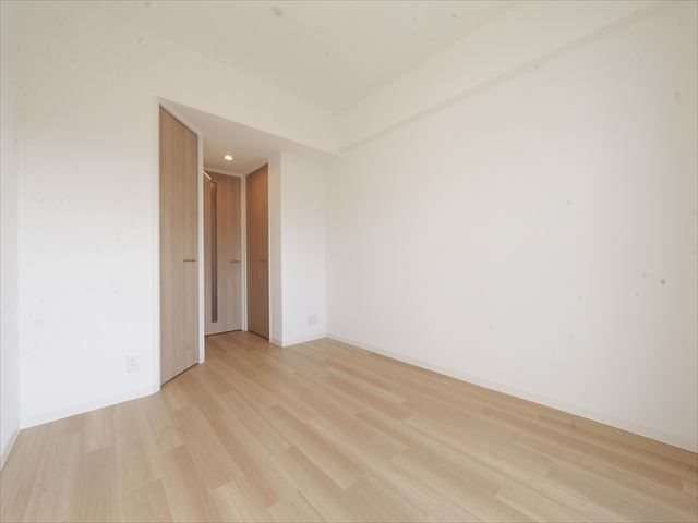 居室・リビング　洋室7.0帖　エアコン付　収納充実しています