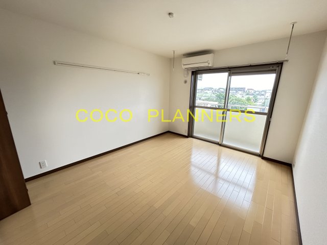 居室・リビング　写真は別号室のものです。現況優先となります。