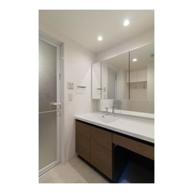 洗面設備　朝の身支度に便利な独立洗面台☆