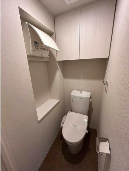 トイレ　落ち着いた色調のトイレです