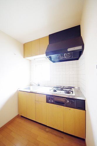 キッチン　グリル付き３口コンロあり