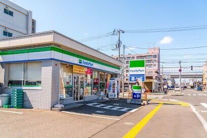 コンビニ　ファミリーマート札幌北32条西4丁目店（コンビニ）まで197m