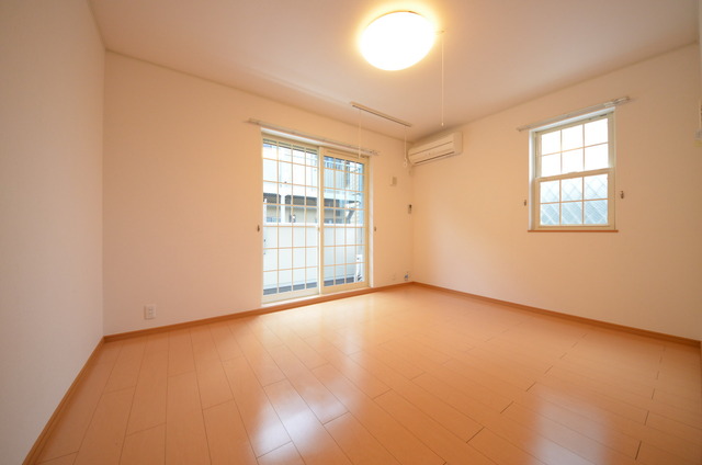 居室・リビング　★大きな窓が、お部屋を明るくしてくれます★