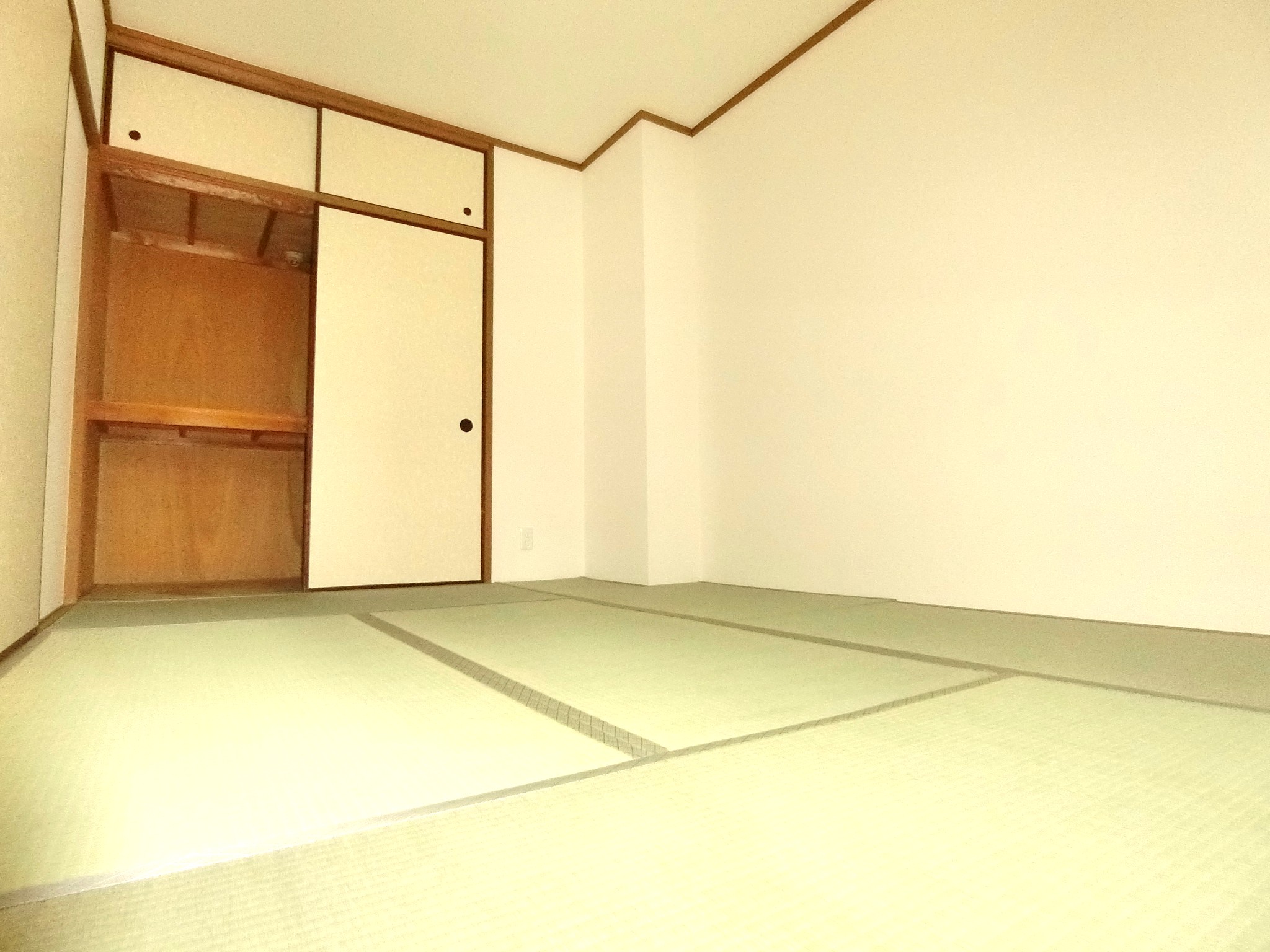 収納　押入れとエアコンを完備した和室です☆