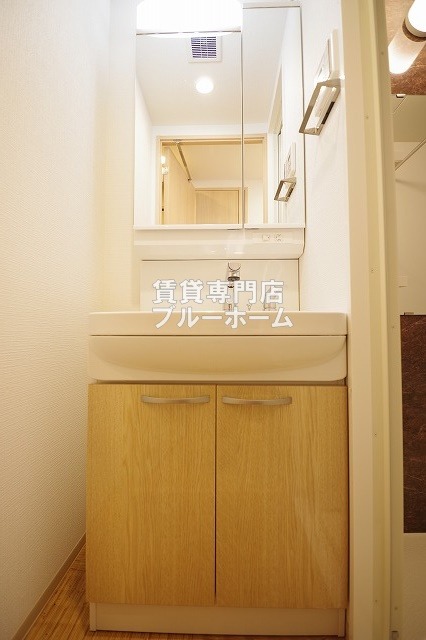 洗面設備　鏡を開けて収納できる洗面台！