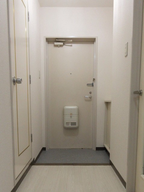 玄関　※別号室の参考写真(現況優先・仕様違いの場合あり)
