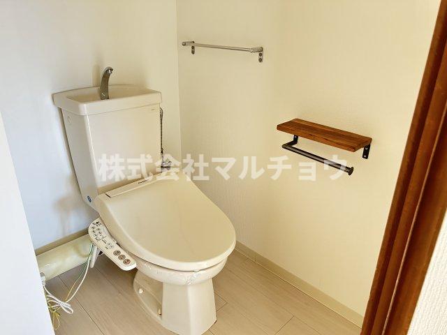 トイレ　落ち着いた色調のトイレです