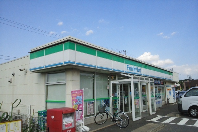 コンビニ　ファミリーマート（コンビニ）まで500m