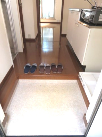 玄関　※別号室の写真となります。