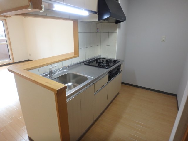 キッチン　３口コンロ付きのキッチンです☆