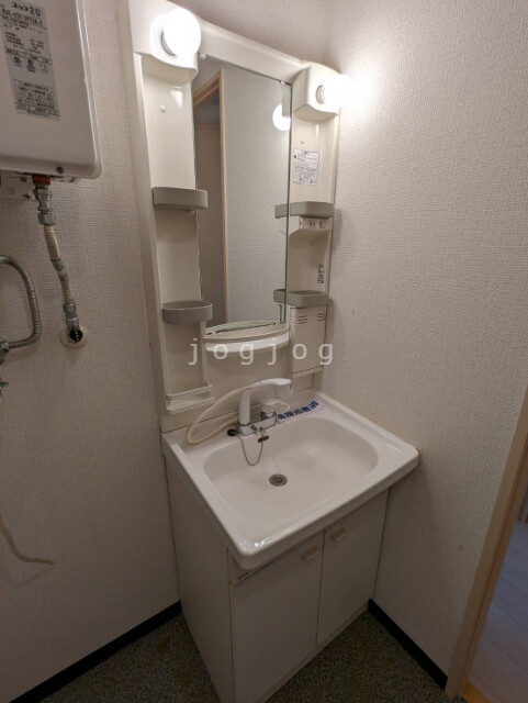 洗面設備　独立タイプ・小物も収納できます