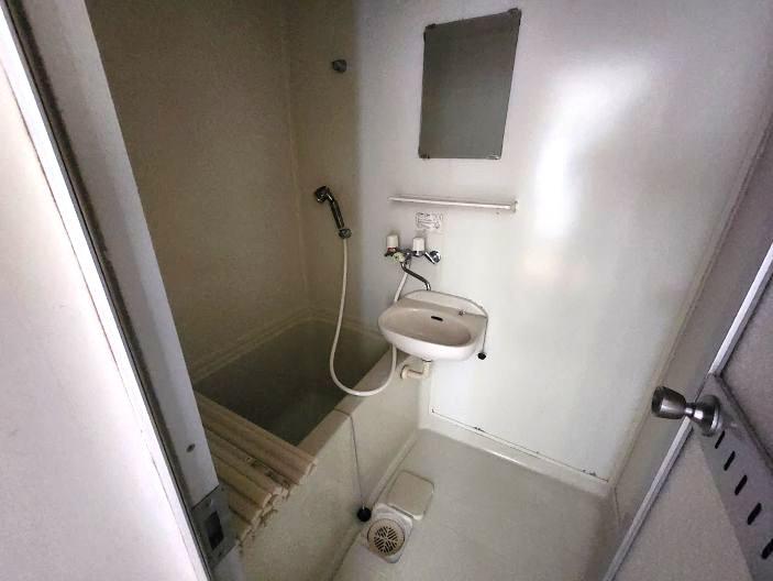 バス・シャワールーム　洗面台つきです。