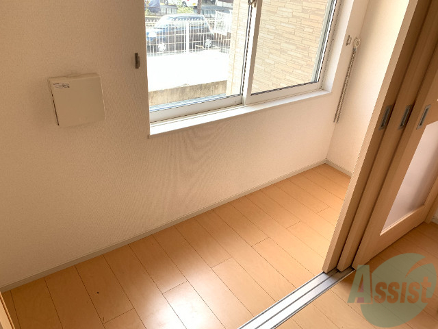 バルコニー　サンルームは陽当たりも良くて洗濯物も乾きそうですね。