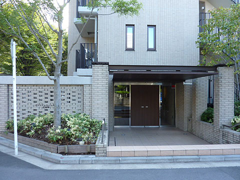 エントランス　重厚感のある建物デザイン♪