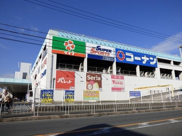 ショッピングセンター　ライフ、コーナン、seria、スポーツＸＥＢＩＯ（ショッピングセンター）まで473m