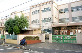 小学校　足立区立六木小学校（小学校）まで2005m