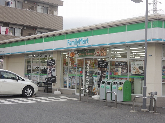 コンビニ　ファミリーマート「ニック北加瀬三丁目店」（コンビニ）まで40m