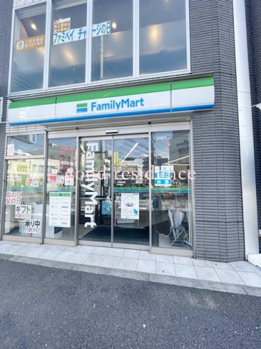 コンビニ　ファミリーマート 横浜西神奈川三丁目店（コンビニ）まで3m