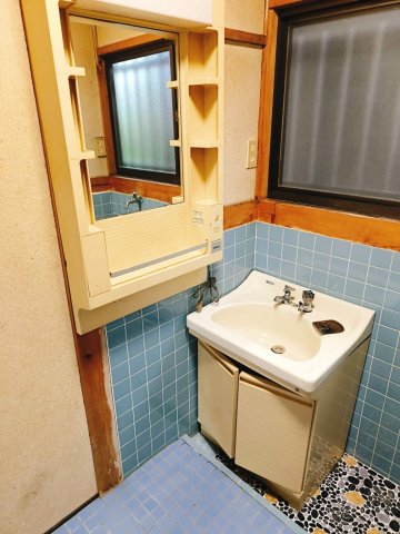 洗面設備　独立型洗面台（横に洗濯機置けます）