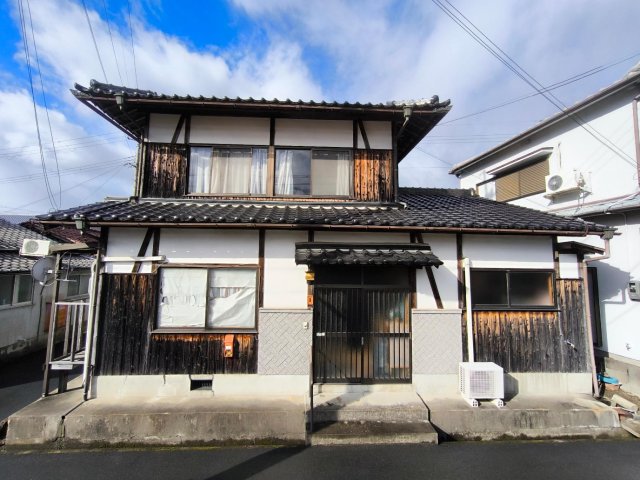建物外観　レトロな古民家風