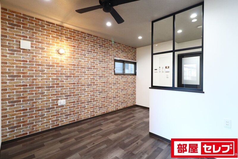 居室・リビング　２号室の写真を参照