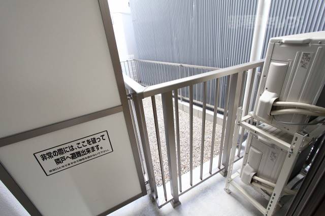 バルコニー　ベランダの室外機が少し気になりますが、外から見えない位置です