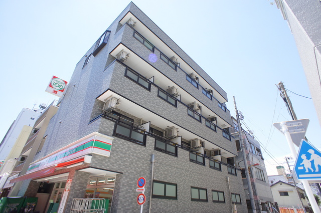 建物外観　☆大和ハウス施工です。一階はコンビニなので便利です☆