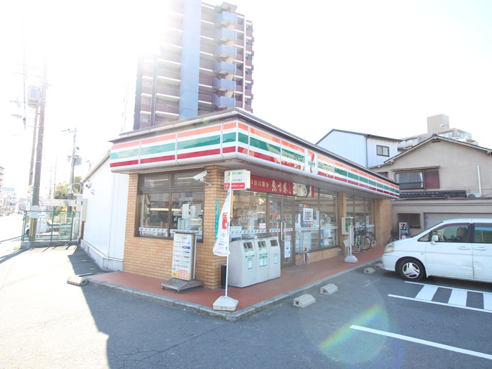 コンビニ　セブンイレブン（コンビニ）まで300m