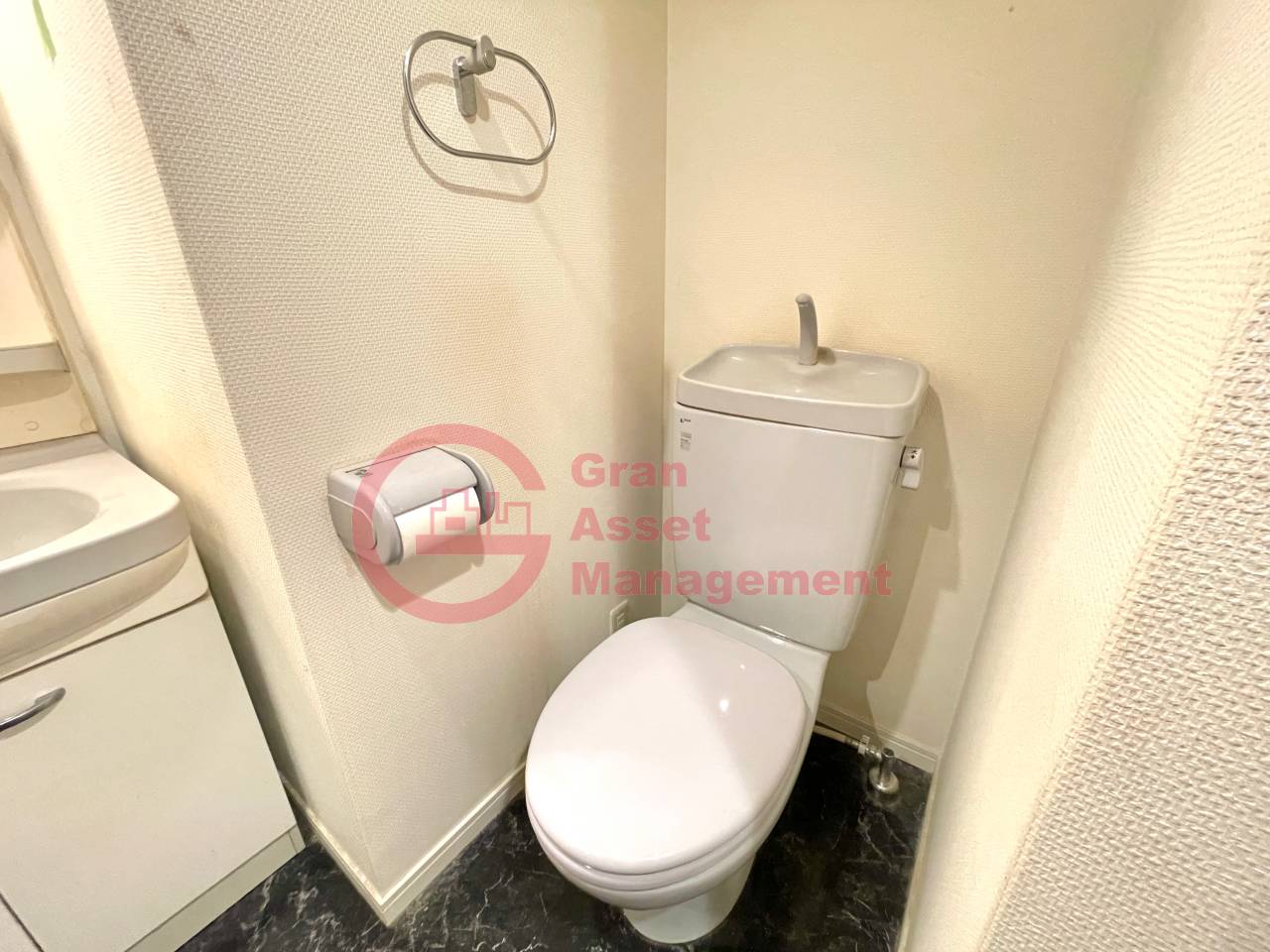 トイレ　落ち着いた色調のトイレです