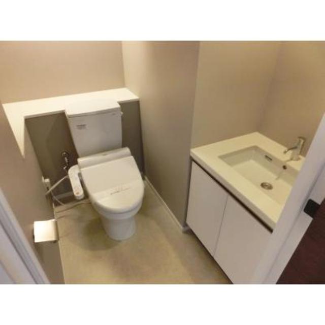 トイレ　※写真は同タイプ住戸です。
