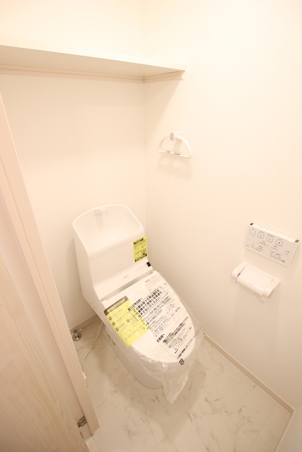 トイレ　洗浄、暖房機能付きのトイレは上部に棚付きです