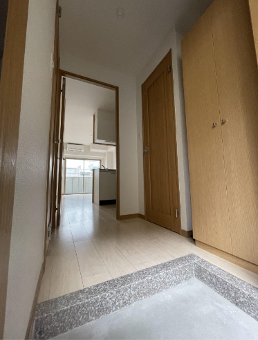玄関　※同マンション別室の参考写真です