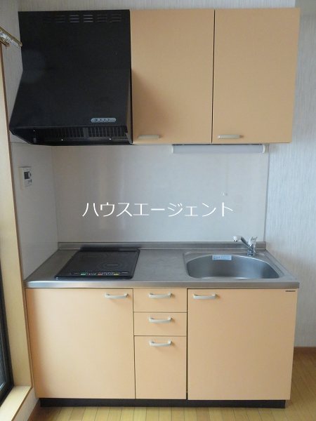 キッチン　ＩＨコンロ付きのキッチンです。お掃除しやすいですよ。※参考画