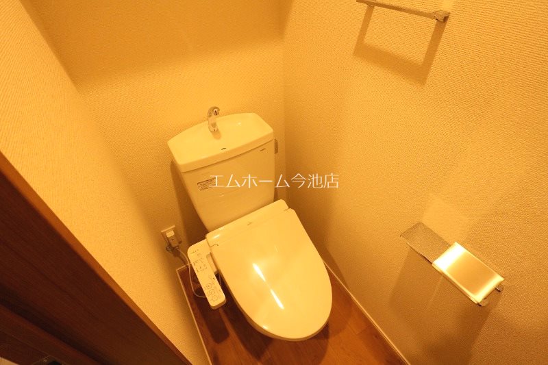 トイレ　温水洗浄便座付トイレ