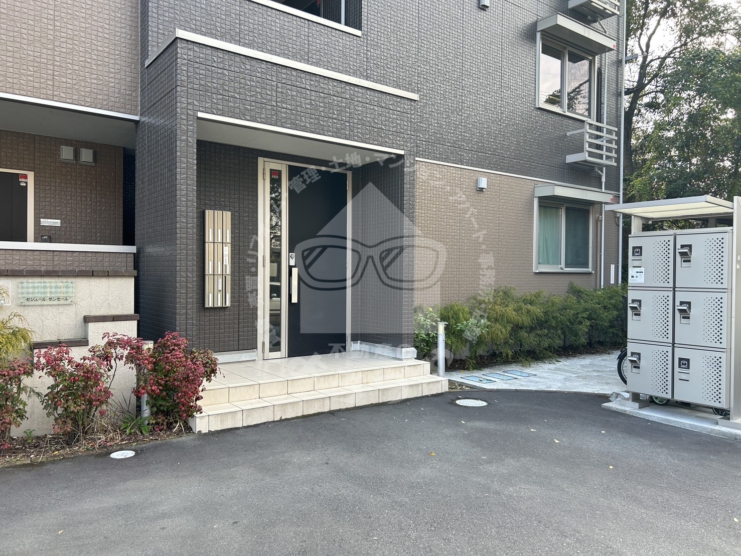 エントランス　敷地内に平置き駐車場があり毎日が便利になります